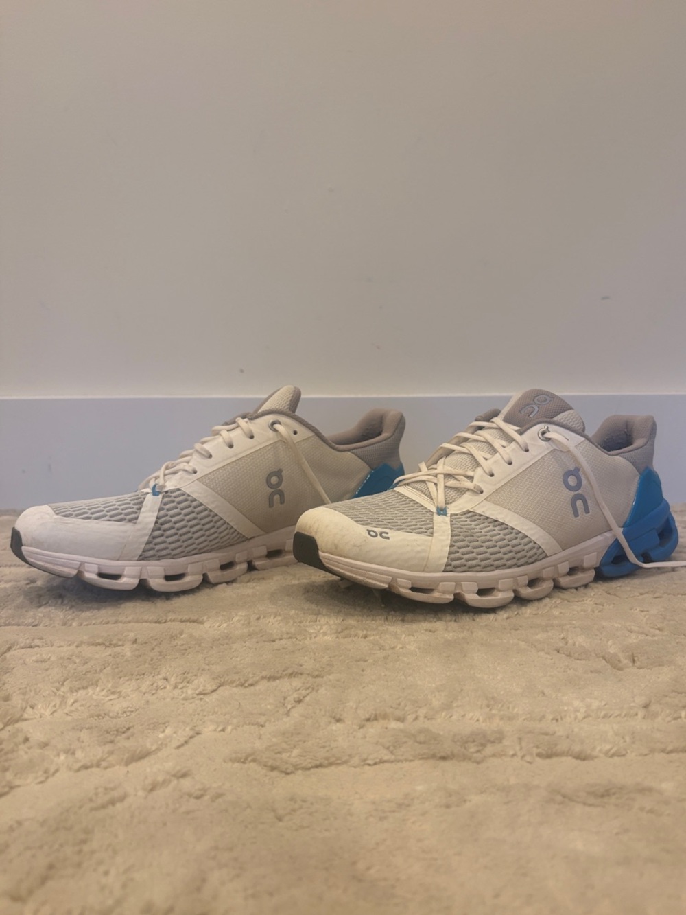 On Running White and Blue Cloudflyers M11